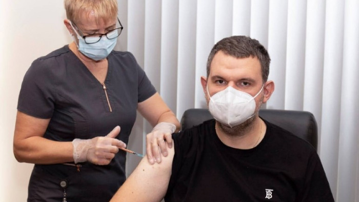 Пеевски и Йордан Цонев си поставиха трета доза ваксина срещу COVID-19