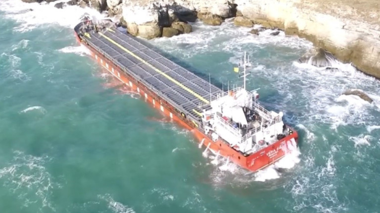 Разтоварени са около 800 т от товара на заседналия кораб Vera Su