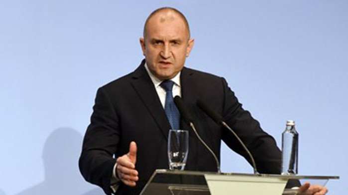 Президентът вика служебни министри в неделя заради COVID