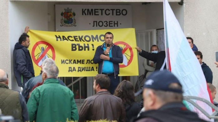 Лозен се вдигна на протест срещу ферма за насекоми, близка до кандидат-депутатка на Кирил Петков