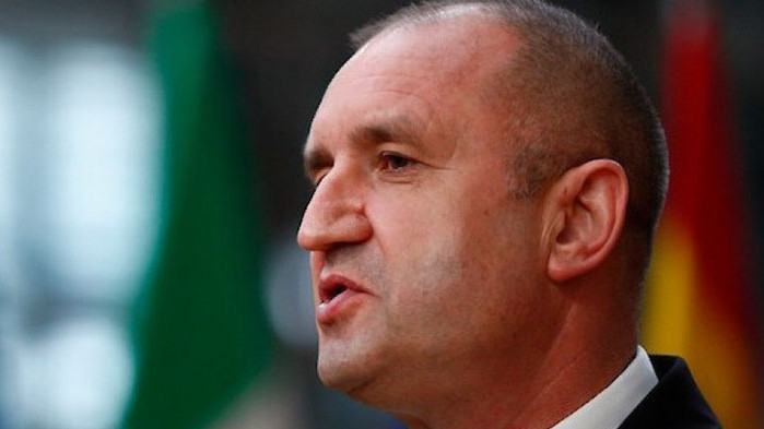 Слоганът С вас съм“, който Румен Радев използва за кандидат