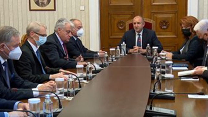 Служебните министри на среща при президента Радев заради COVID (Гледайте на живо)