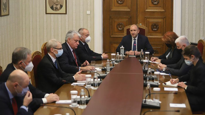 Радев отново защити мерките и Стойчо Кацаров