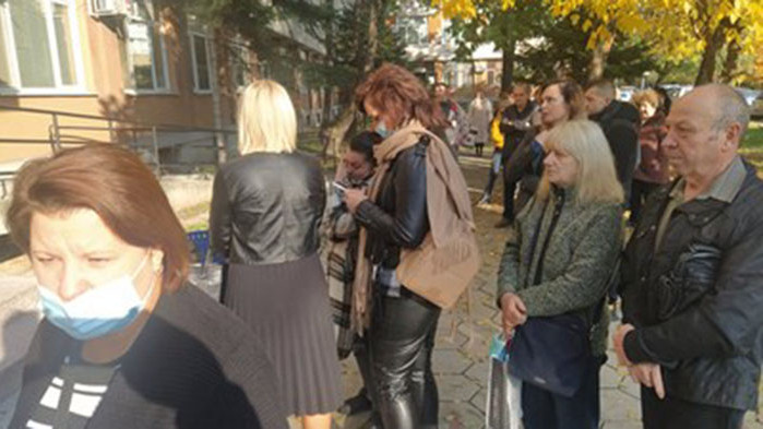Малка опашка пред "Св. Анна" в София, 80 ваксинирани до 11 ч.