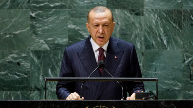 Обвиняват Ердоган, че гони посланиците, за да отклонява вниманието от проблемите