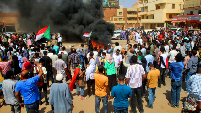 Суданският премиер Абдала Хамдок е поставен под домашен арест а военни