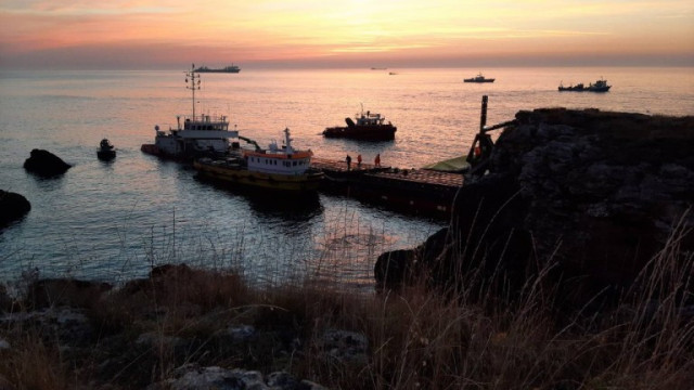 Операцията по разтоварването на заседналия край Камен бряг кораб Vera Su продължава