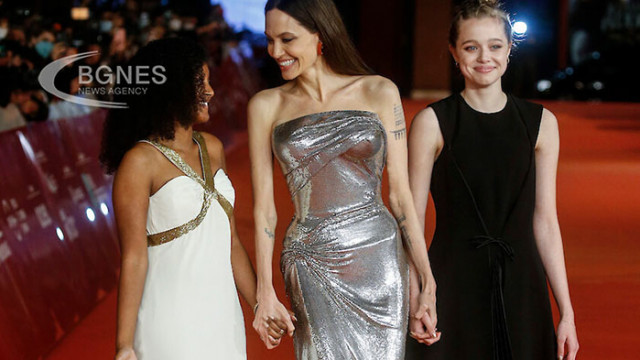 Анджелина Джоли беше придружена от дъщерите си Захара и Шайло