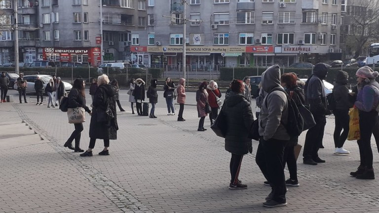 За пореден ден опашка се извива пред мол Сердика се