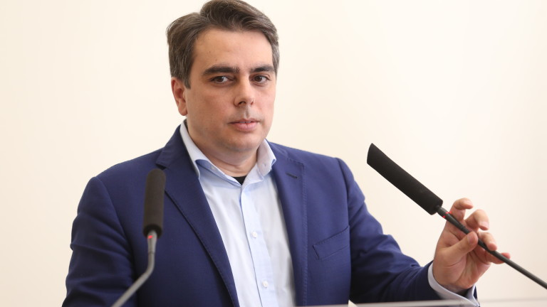 Асен Василев предизвиква Борисов на дебат кой е грамотен и кой - не