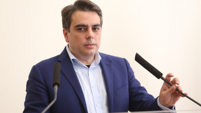 Асен Василев от Продължаваме промяната предизвиква лидера на ГЕРБ Бойко