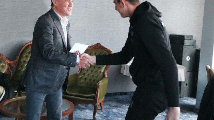 Боби Михайлов раздава премии на непълнолетни, законно ли е това?