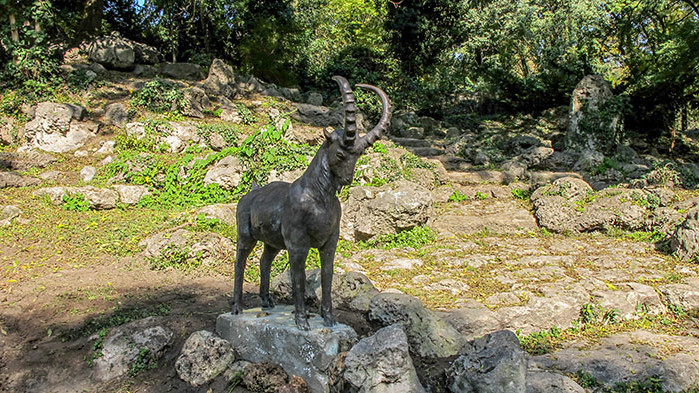 Нова скулптура на козел в Морската градина на Варна