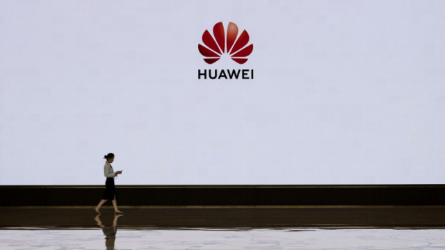 Приходите на Huawei Technologies се свиват за четвърто поредно тримесечие