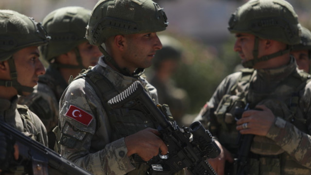 Турската армия с подкрепата на сирийската въоръжена опозиция се готви