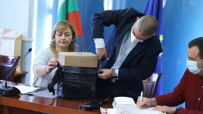 28 оферти за осигуряване на щадящи COVID тестове за учениците постъпиха в МЗ