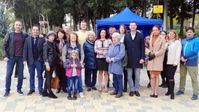 Над 30 гоблени, картини, ръкоделие и сувенири, изработени от дамите