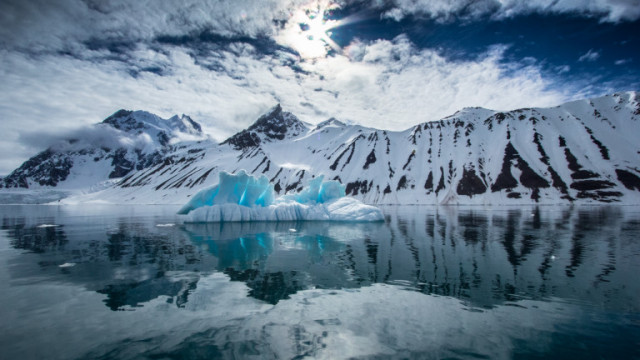 Ледената покривка на Гренландия се топи по бързо от предвижданията на