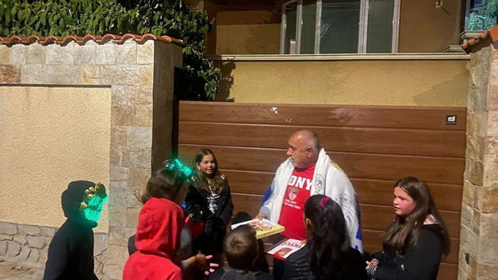 Бившият премиер и лидер на ГЕРБ раздаде бонбони и сладкиши