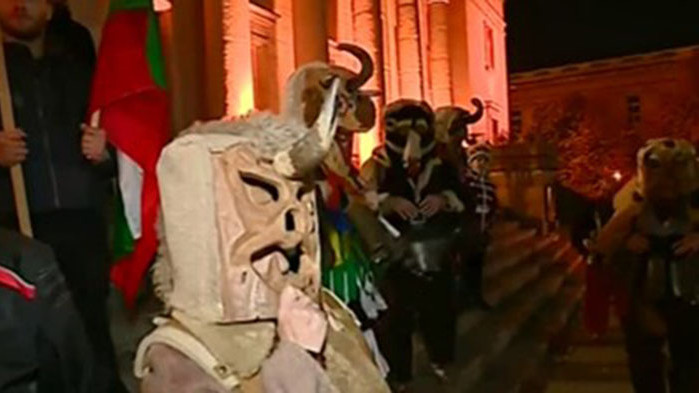 Кукери гониха злите духове пред Националната библиотека