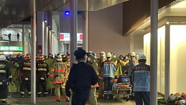 Най-малко 17 души бяха ранени при нападение с нож в Токио.
