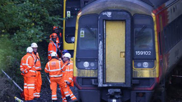 Британските власти разследват сблъсък между два пътнически влака причинил наранявания