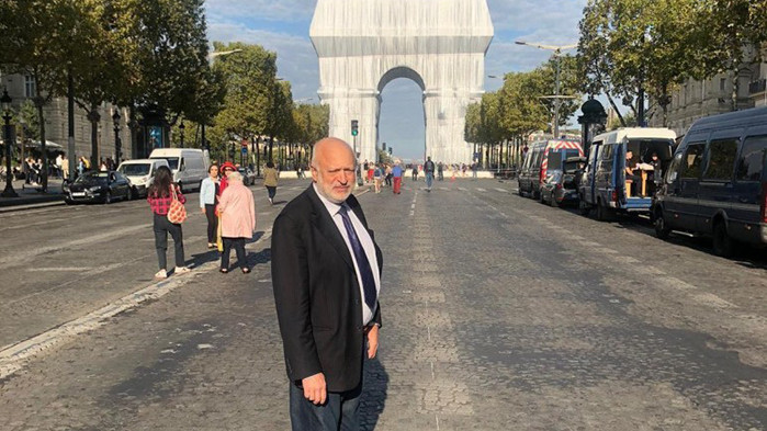 Минеков си прави селфита пред Триумфална арка, вместо да се погрижи за независимия културен сектор