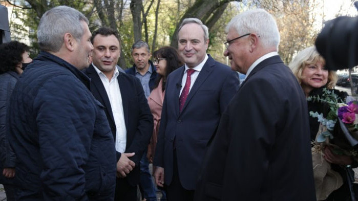 Правителството е безпомощно да се справи с образователната криза Време