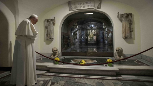 Папа Франциск при посещение на военно гробище в деня в