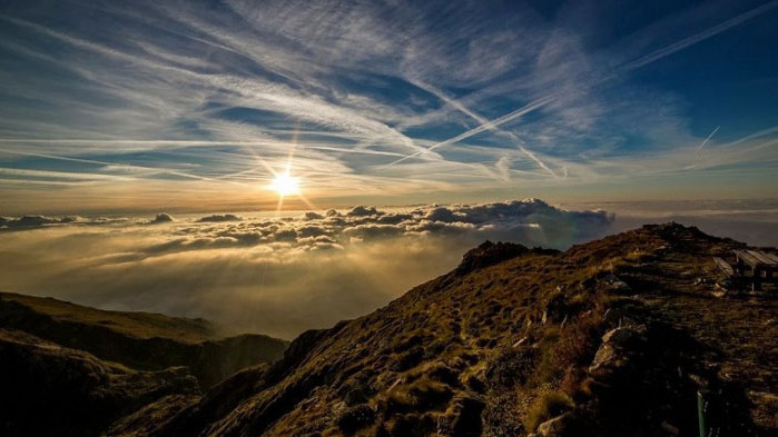 Облачността над страната ще е разкъсана, намаляваща над много райони