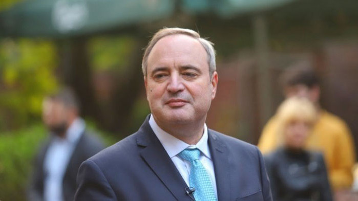 Той призовава останалите кандидати да се вслушат в лекарите и