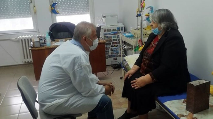 Проф. Костадин Ангелов и проф. Асен Балтов преглеждат пациенти във Великотърновски регион