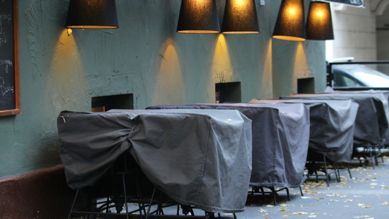 42,2% от заведенията са с напълно ваксиниран или близо до