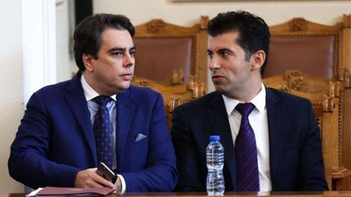 Близо 500 хиляди лева дарения от бизнесмени потекоха към сметките на Петков и Василев