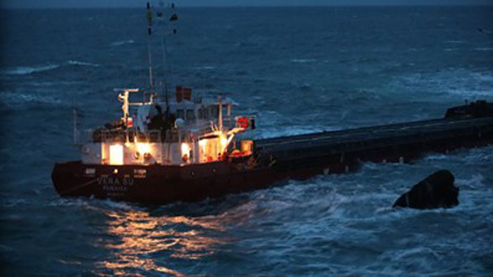 Корабът се изтегля с помощта на два влекача през канала