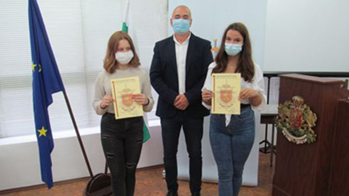 Ръководството на ОДМВР в града отличи двете момичета за доблестната