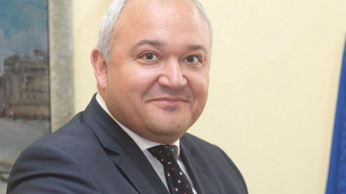 От Фейсбук профила на продуцента Виктор Димчев   Министърът на