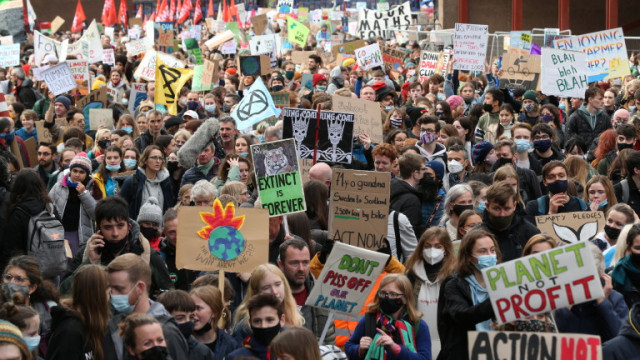 Хиляди млади активисти преминаха в петък по улиците на Глазгоу