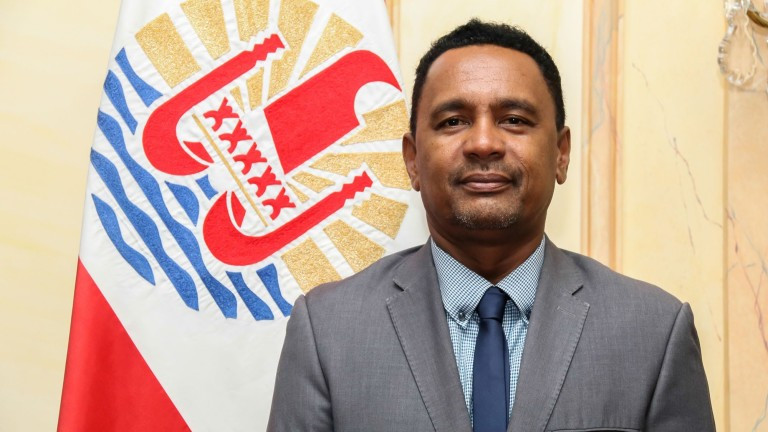 Ръководителят на Френска Полинезия Едуард Фрич уволни вицепрезидента Теари Алфа, който отказа да