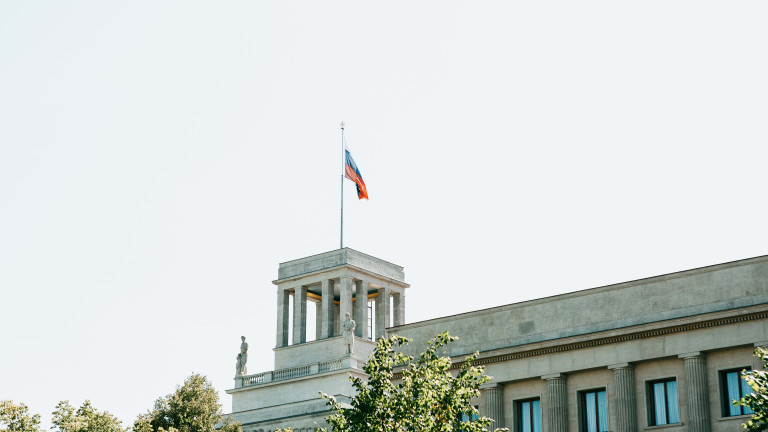 Германските служби за сигурност смятат, че мъж, намерен мъртъв на улица