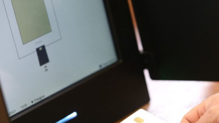 Соченият за ИТ експерт на ДБ Божидар Божанов се оплака, че от Електронно управление не му дават