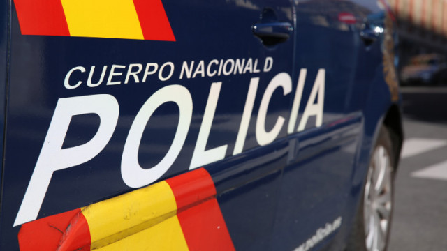Испанската полиция в петък застреля мъж който нападна офицер с голям кухненски нож