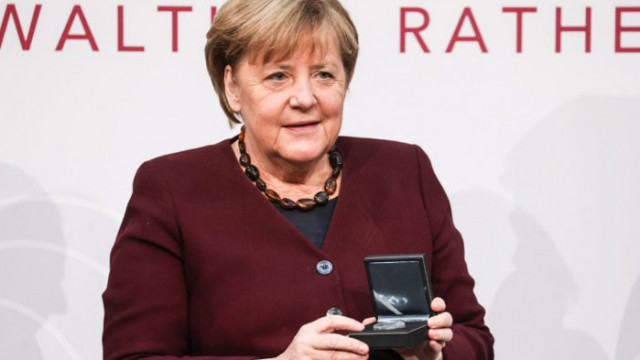 Канцлерът на Германия Ангела Меркел бе удостоена с медала Валтер
