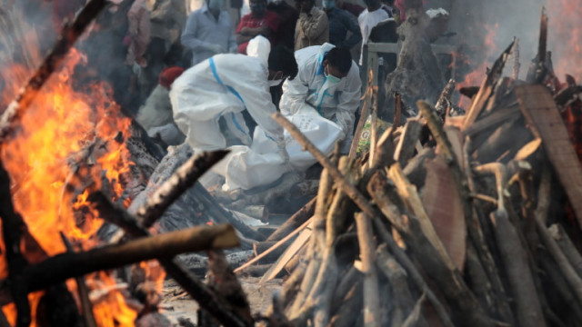 Пожар обхвана интензивното отделение на държавна болница в западния индийски