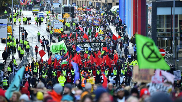 Хиляди протестират в Глазгоу за смели действия срещу климатичните промени (СНИМКИ)