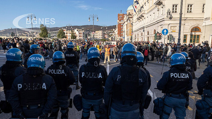До сблъсъци между служители на реда и протестиращи се стигна