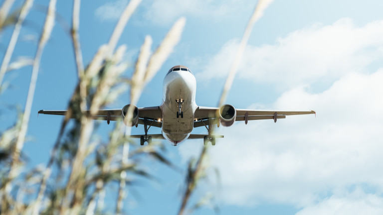 12 пътници бягат от самолет при аварийно кацане в Испания