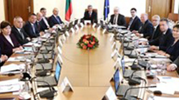 Бизнесът обаче иска парите да се дадат веднага В събота