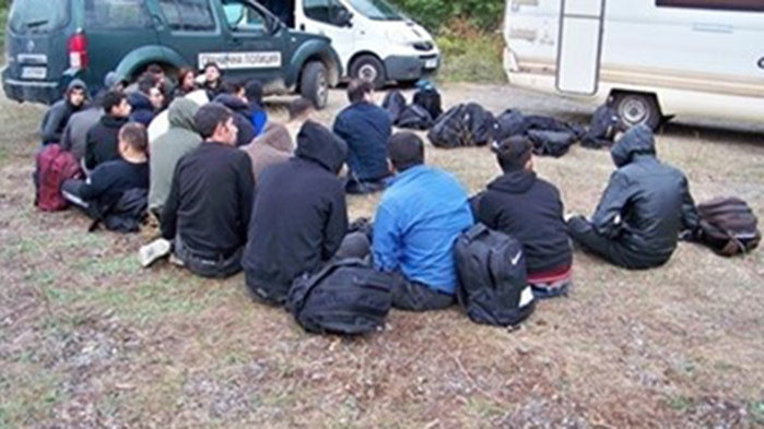 Полицията в РС Македония откри 42 мигранти в камион
