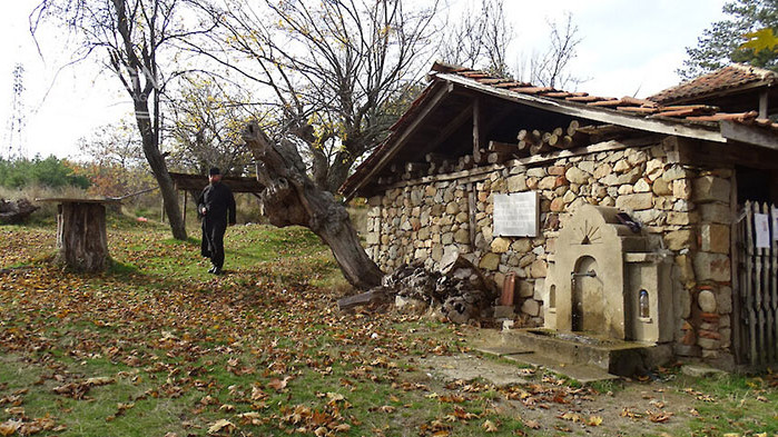 Два храма на Архангел Михаил в Стара Кресна - единият опожарен, вторият „плаче“ за ремонт
